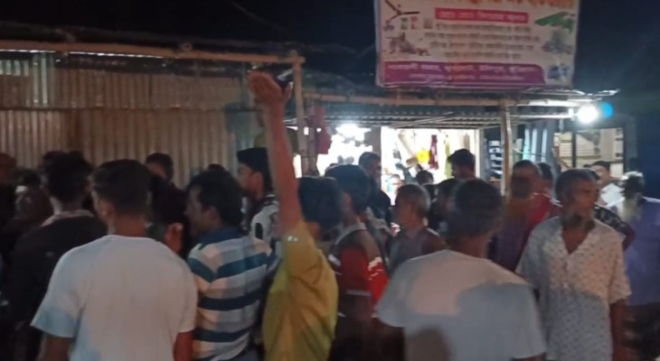 কুড়িগ্রামের উলিপুরে সার না পেয়ে কৃষি কর্মকর্তাকে অবরুদ্ধ করে বিক্ষোভ